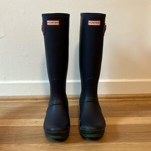 Tall Hunter Rain Boots, Size 10, Navy blue with green bottoms and maroon buckles